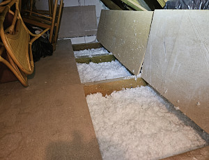 Zateplení stropu rodinného domu pomocí foukané izolace